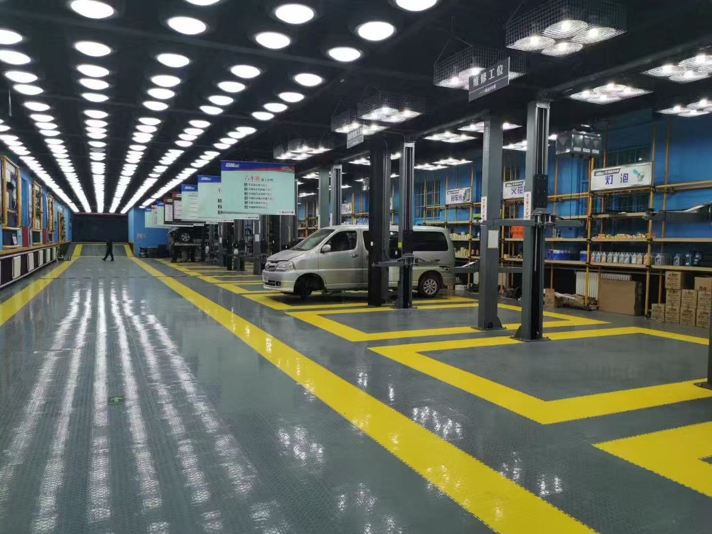 Interlocking PVC Garage Floor Tiles: Features & Benefits